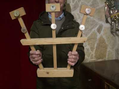 Pettinelli ci mostra il triccheballacche, strumento tradizionale formato da tre martelli in legno che sbattono uno contro l�altro